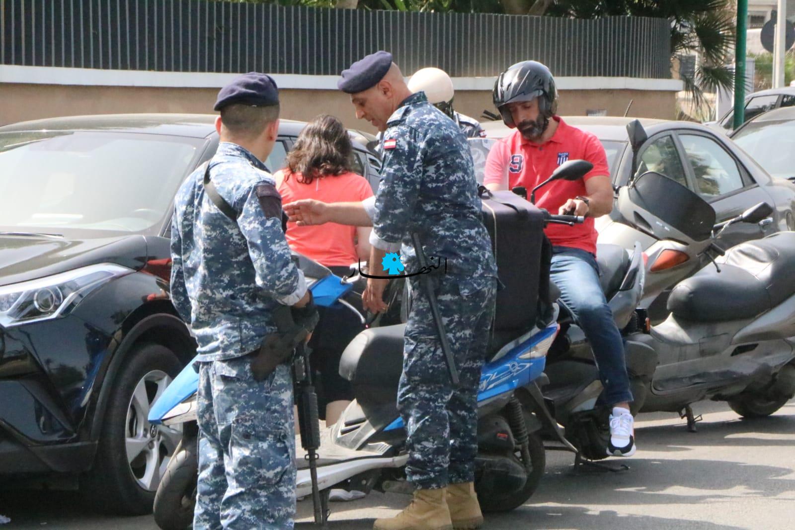 تراجع حركة إقامة الحواجز في بيروت وازدحام في مصلحة تسجيل السيارات (صور - فيديو)